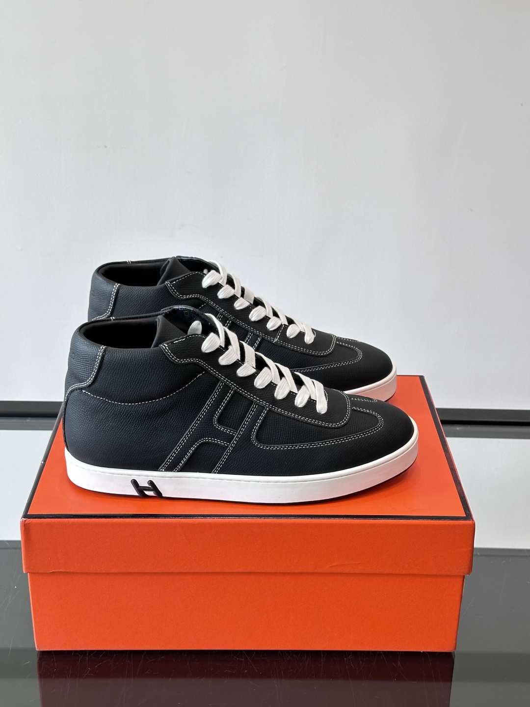 Hermes Kelly 男款复古中帮板鞋，采用标志性手掌纹牛皮，质感细腻耐用。中帮设计+内里小牛皮，穿