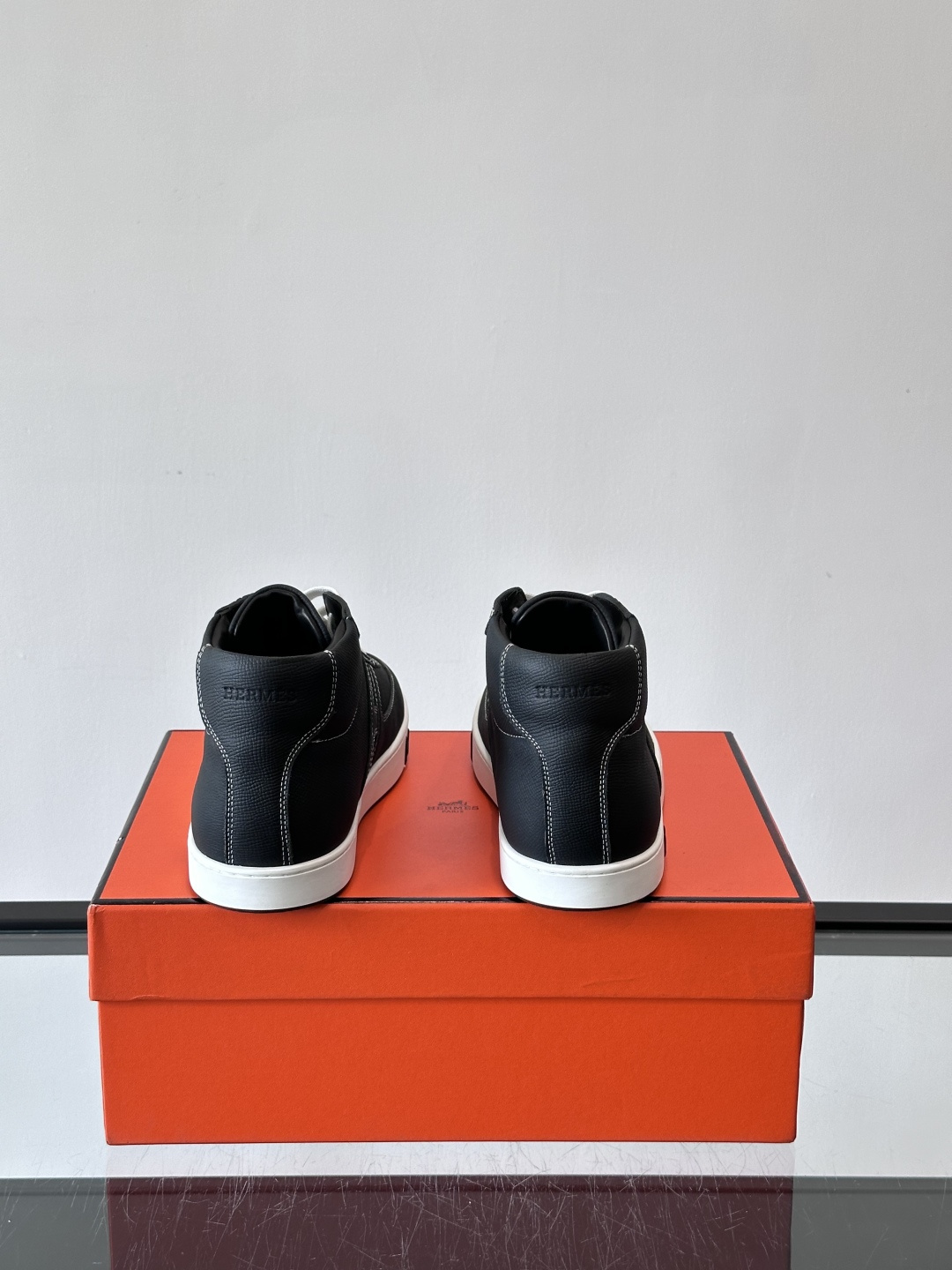 Hermes Kelly 男款复古中帮板鞋，采用标志性手掌纹牛皮，质感细腻耐用。中帮设计+内里小牛皮，穿