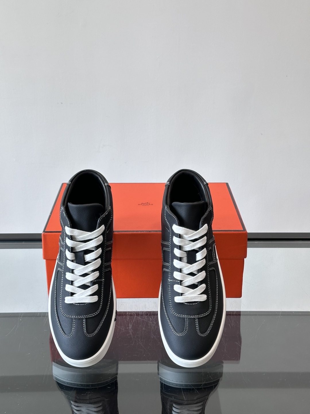 Hermes Kelly 男款复古中帮板鞋，采用标志性手掌纹牛皮，质感细腻耐用。中帮设计+内里小牛皮，穿