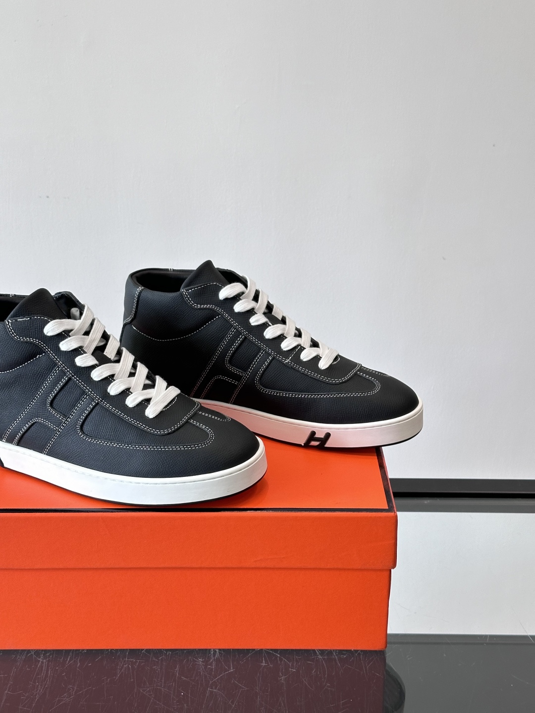 Hermes Kelly 男款复古中帮板鞋，采用标志性手掌纹牛皮，质感细腻耐用。中帮设计+内里小牛皮，穿