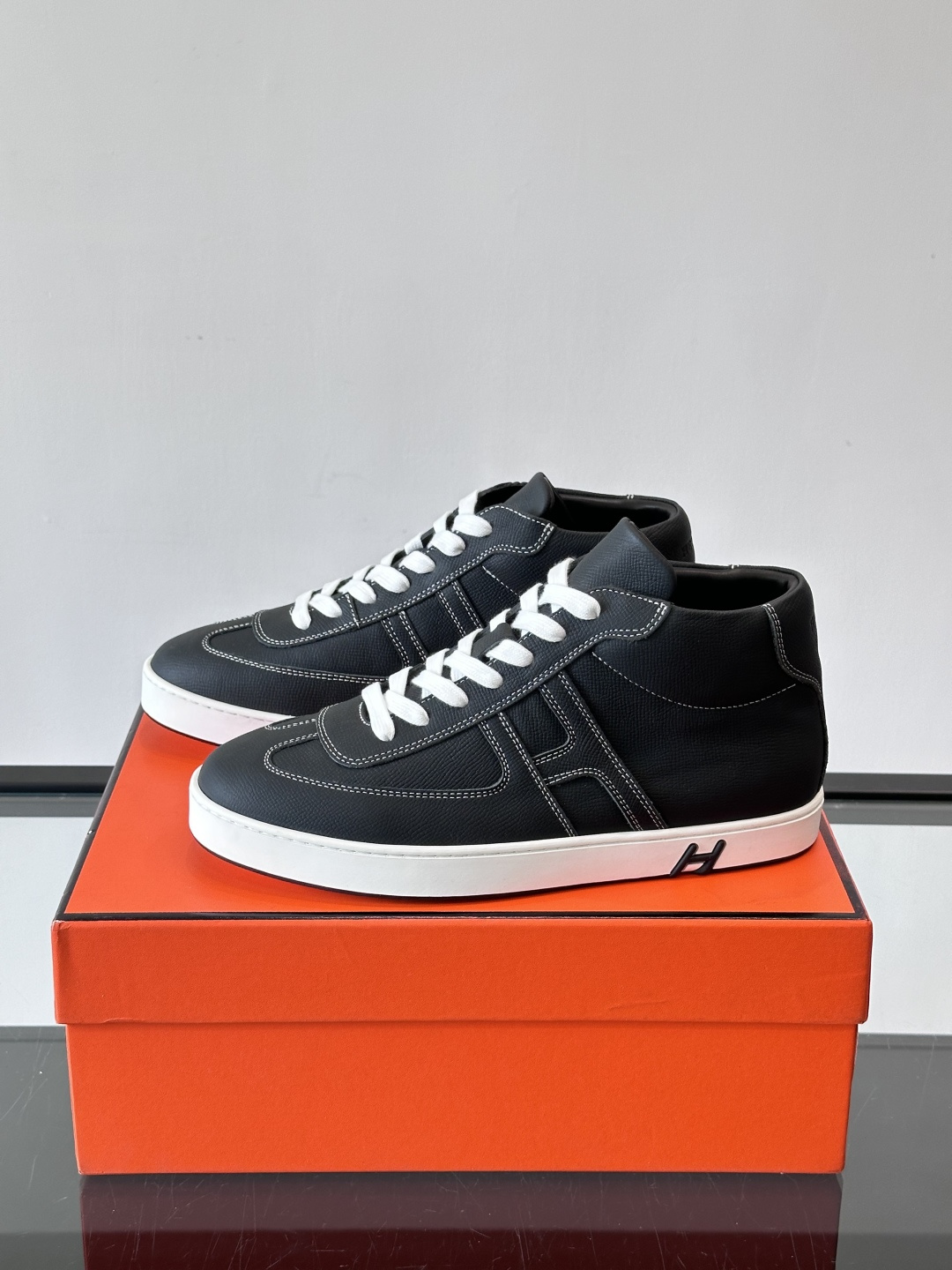 Hermes Kelly 男款复古中帮板鞋，采用标志性手掌纹牛皮，质感细腻耐用。中帮设计+内里小牛皮，穿