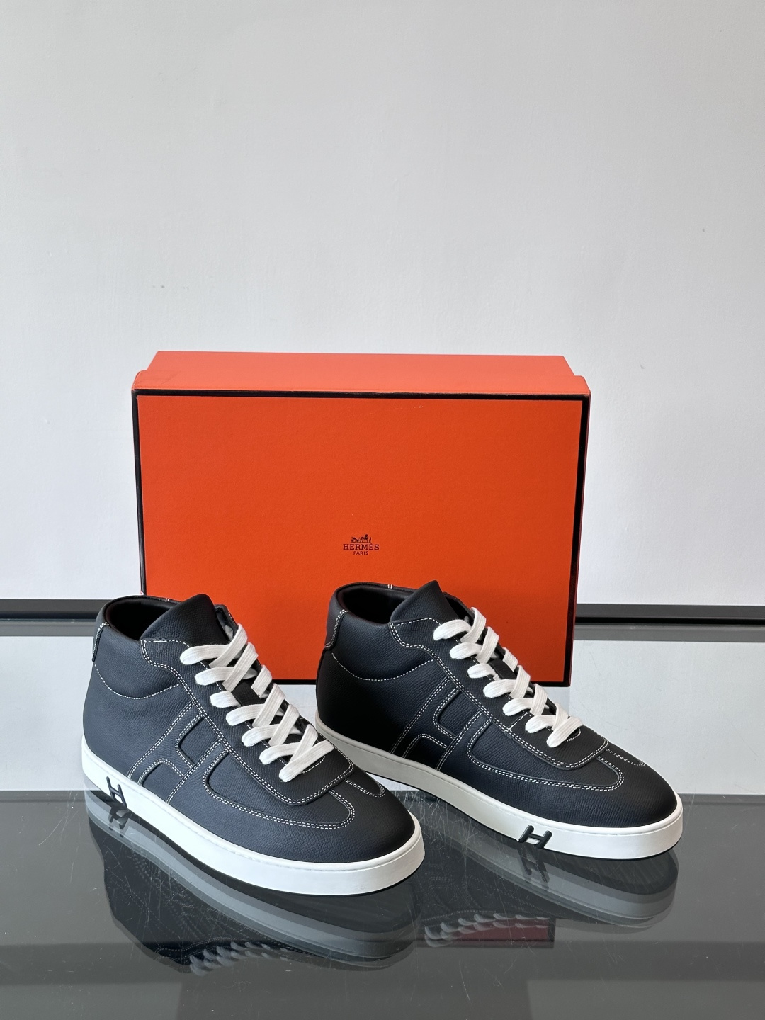 Hermes Kelly 男款复古中帮板鞋，采用标志性手掌纹牛皮，质感细腻耐用。中帮设计+内里小牛皮，穿