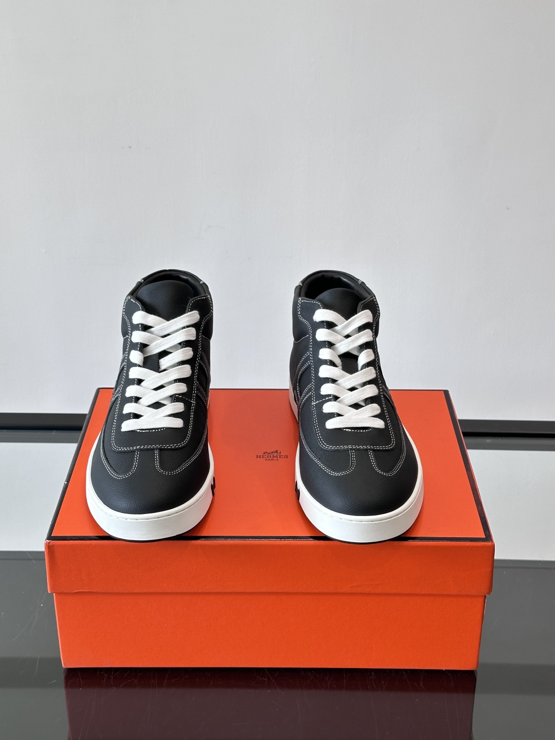 Hermes Kelly 男款复古中帮板鞋，采用标志性手掌纹牛皮，质感细腻耐用。中帮设计+内里小牛皮，穿