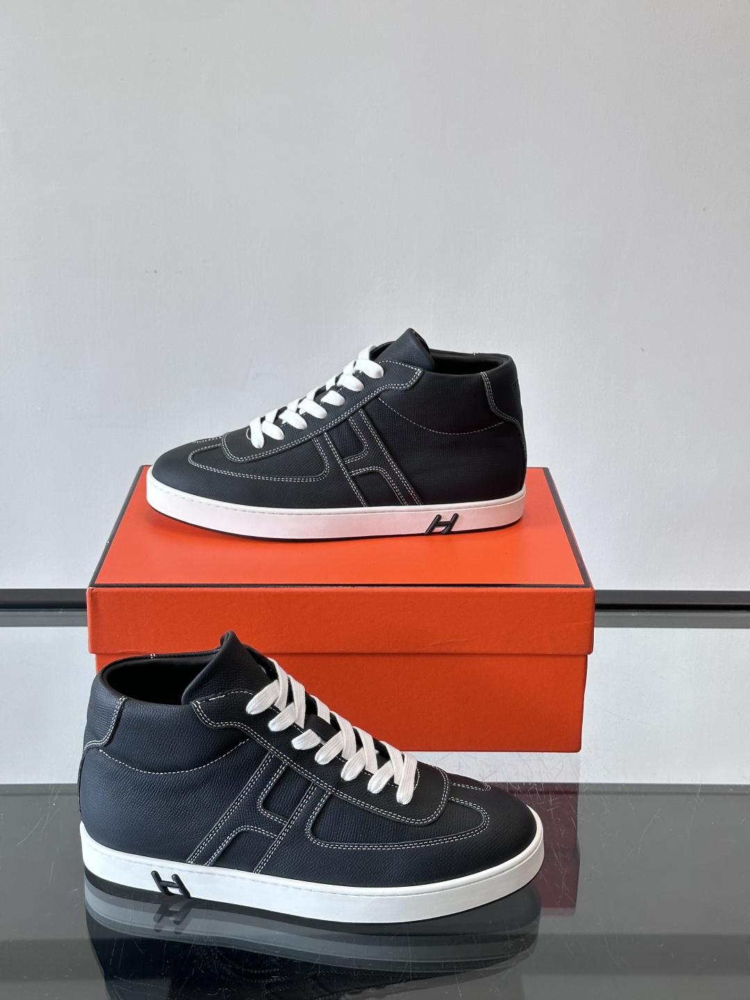 Hermes Kelly 男款复古中帮板鞋，采用标志性手掌纹牛皮，质感细腻耐用。中帮设计+内里小牛皮，穿