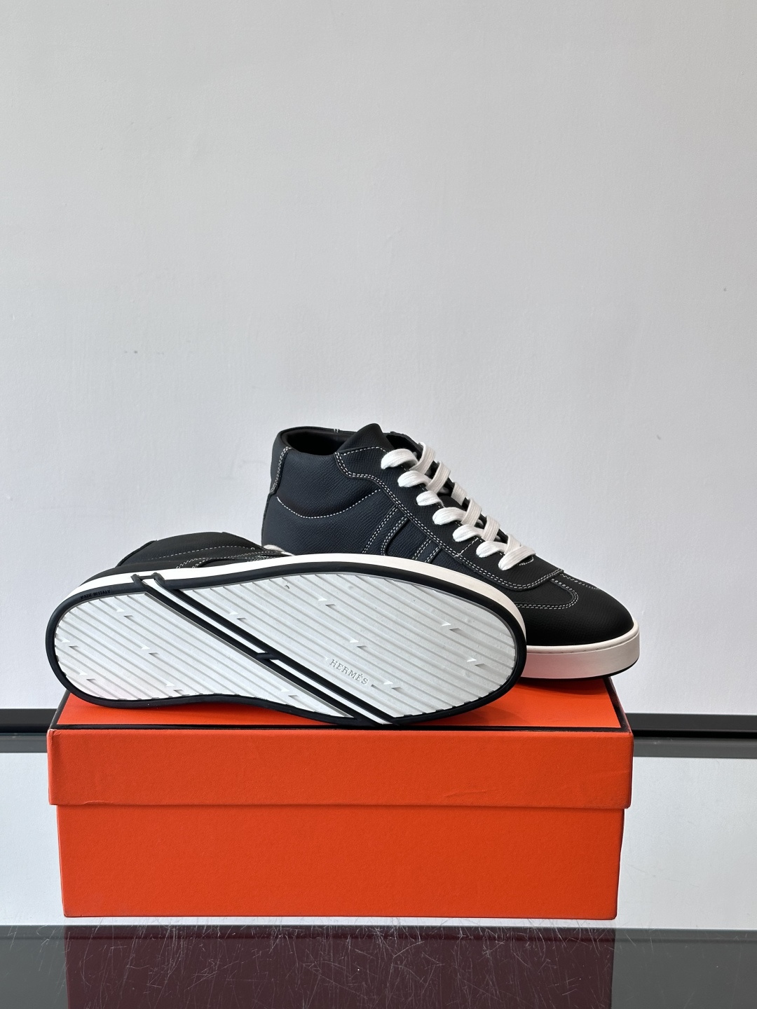 Hermes Kelly 男款复古中帮板鞋，采用标志性手掌纹牛皮，质感细腻耐用。中帮设计+内里小牛皮，穿