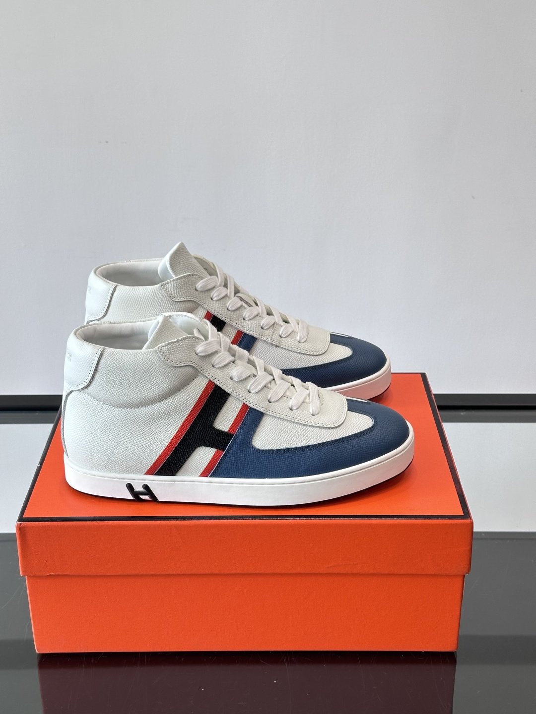 Hermes Kelly 男款复古中帮板鞋，采用标志性手掌纹牛皮，质感细腻耐用。中帮设计+内里小牛皮，穿