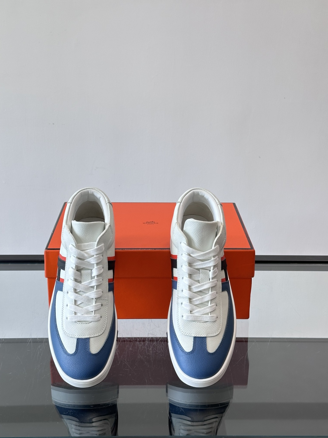 Hermes Kelly 男款复古中帮板鞋，采用标志性手掌纹牛皮，质感细腻耐用。中帮设计+内里小牛皮，穿