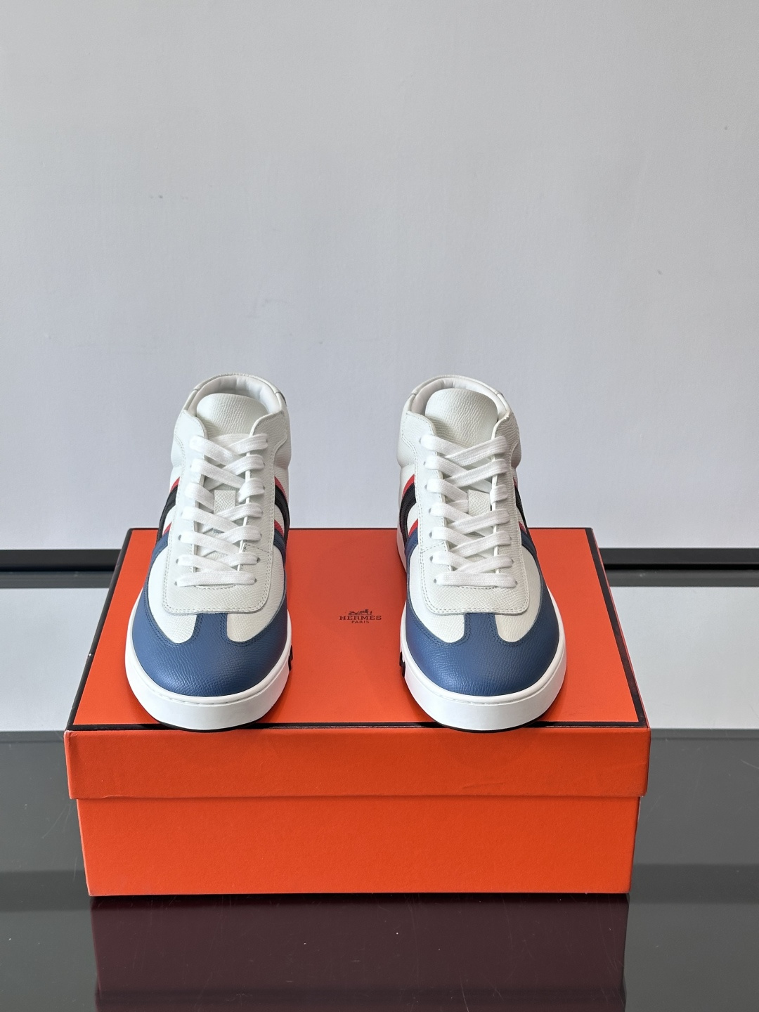 Hermes Kelly 男款复古中帮板鞋，采用标志性手掌纹牛皮，质感细腻耐用。中帮设计+内里小牛皮，穿