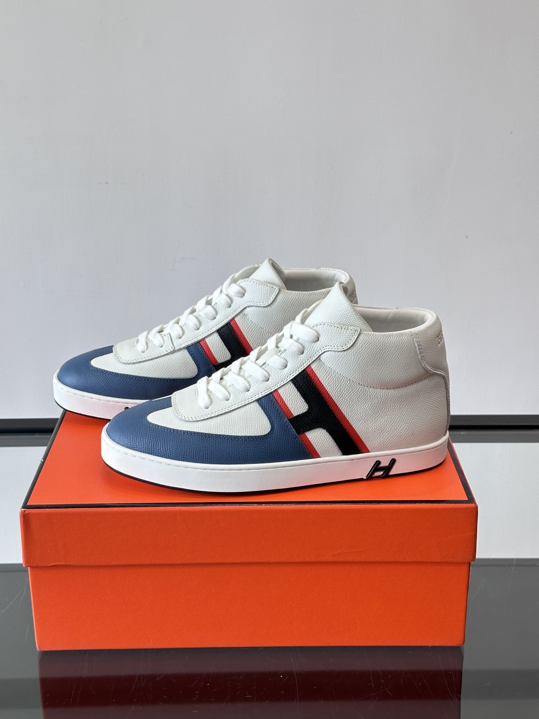 Hermes Kelly 男款复古中帮板鞋，采用标志性手掌纹牛皮，质感细腻耐用。中帮设计+内里小牛皮，穿