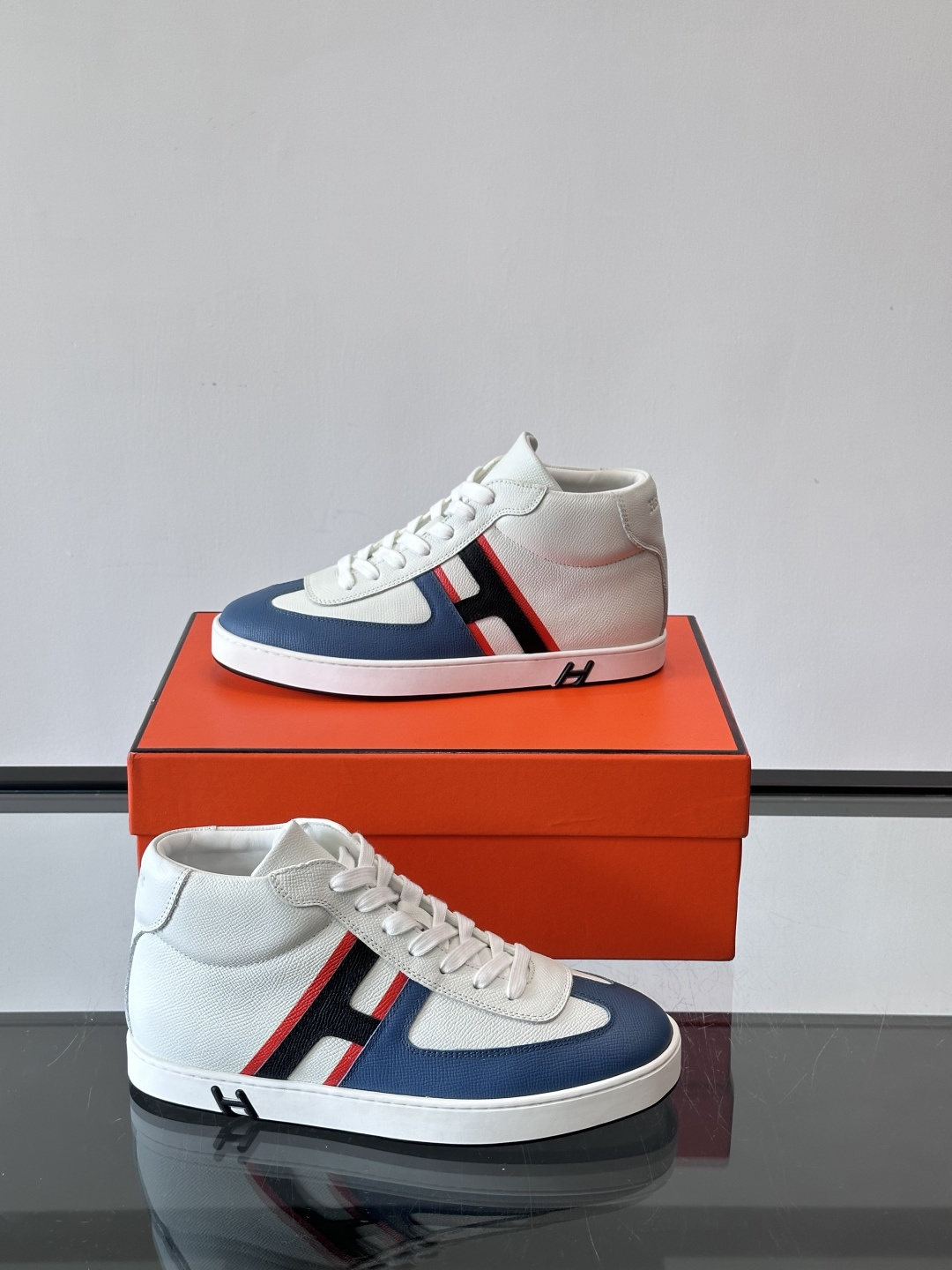 Hermes Kelly 男款复古中帮板鞋，采用标志性手掌纹牛皮，质感细腻耐用。中帮设计+内里小牛皮，穿