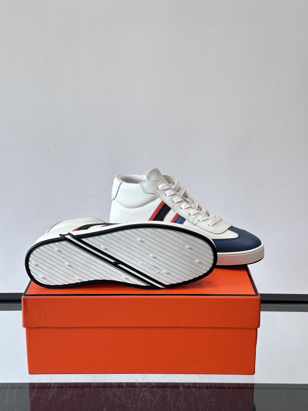 Hermes Kelly 男款复古中帮板鞋，采用标志性手掌纹牛皮，质感细腻耐用。中帮设计+内里小牛皮，穿