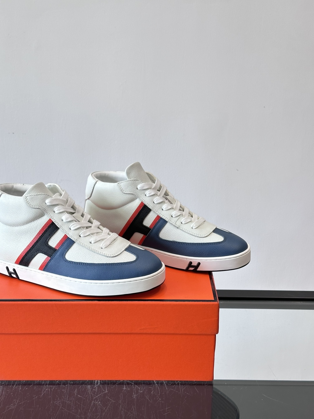 Hermes Kelly 男款复古中帮板鞋，采用标志性手掌纹牛皮，质感细腻耐用。中帮设计+内里小牛皮，穿