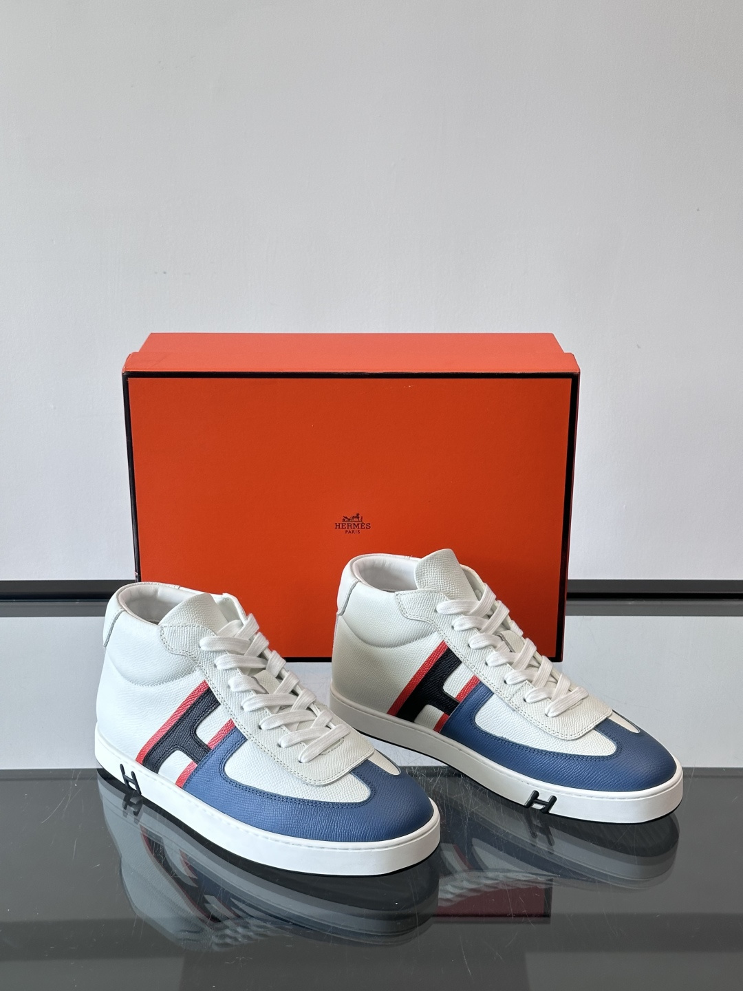 Hermes Kelly 男款复古中帮板鞋，采用标志性手掌纹牛皮，质感细腻耐用。中帮设计+内里小牛皮，穿