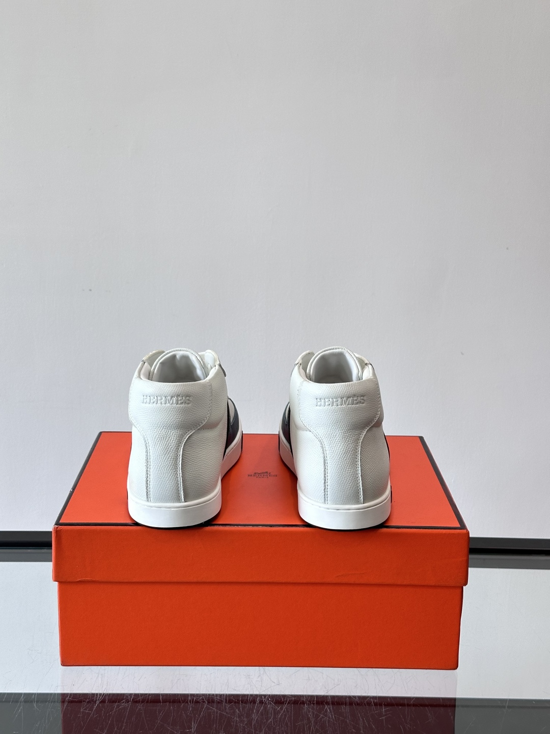 Hermes Kelly 男款复古中帮板鞋，采用标志性手掌纹牛皮，质感细腻耐用。中帮设计+内里小牛皮，穿