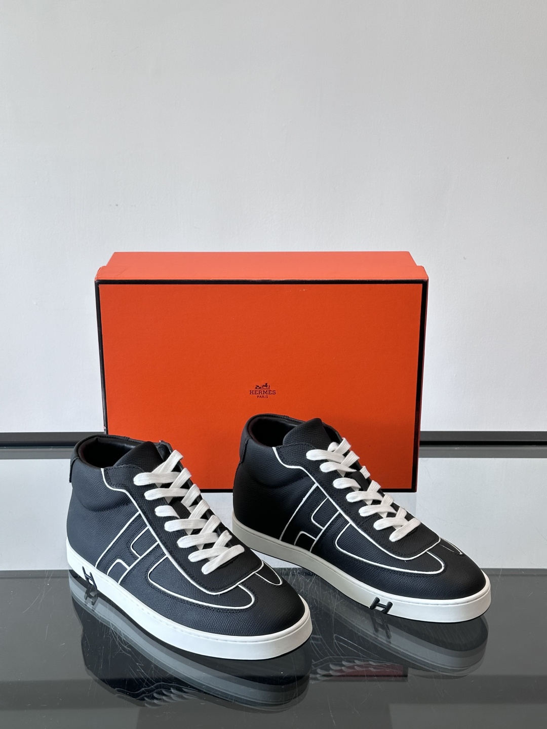 Hermes Kelly 男款复古中帮板鞋，采用标志性手掌纹牛皮，质感细腻耐用。中帮设计+内里小牛皮，穿