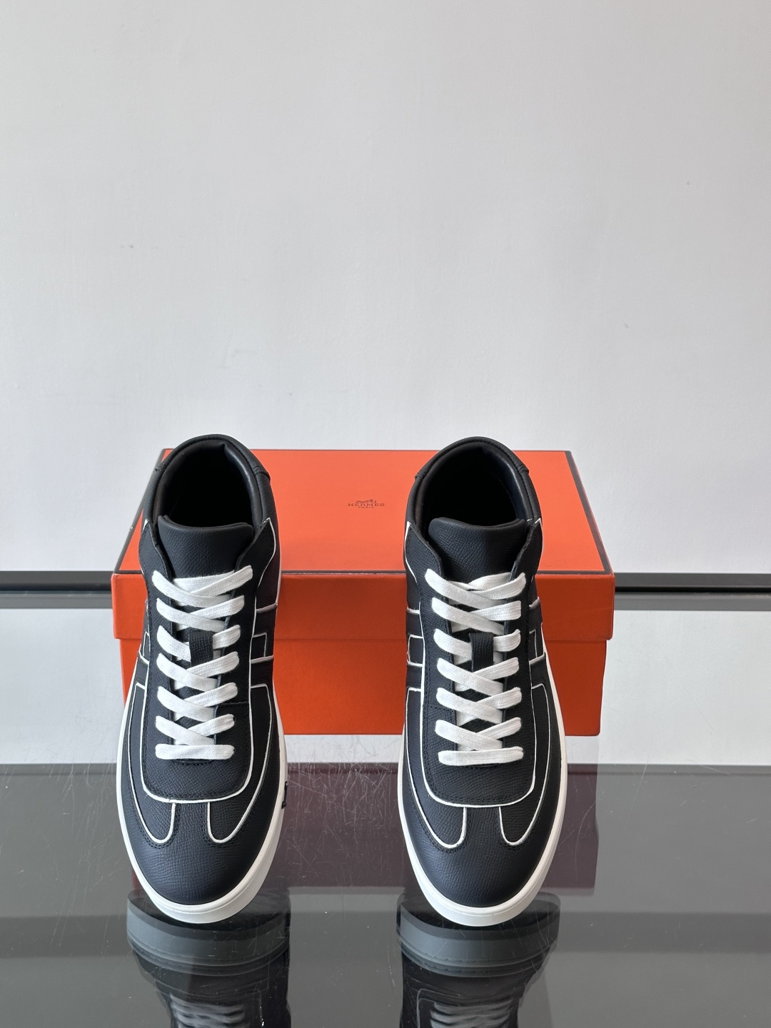 Hermes Kelly 男款复古中帮板鞋，采用标志性手掌纹牛皮，质感细腻耐用。中帮设计+内里小牛皮，穿