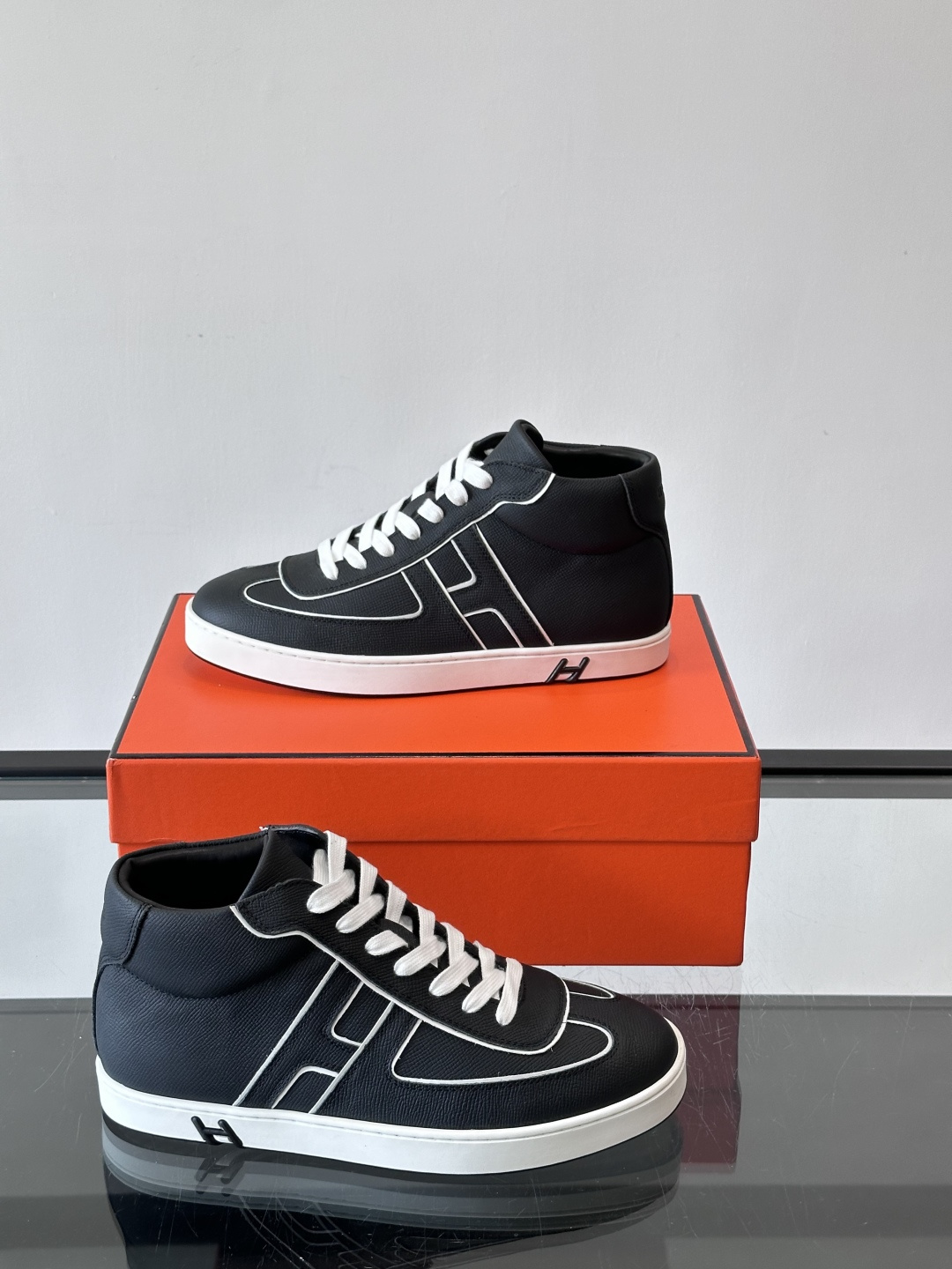 Hermes Kelly 男款复古中帮板鞋，采用标志性手掌纹牛皮，质感细腻耐用。中帮设计+内里小牛皮，穿