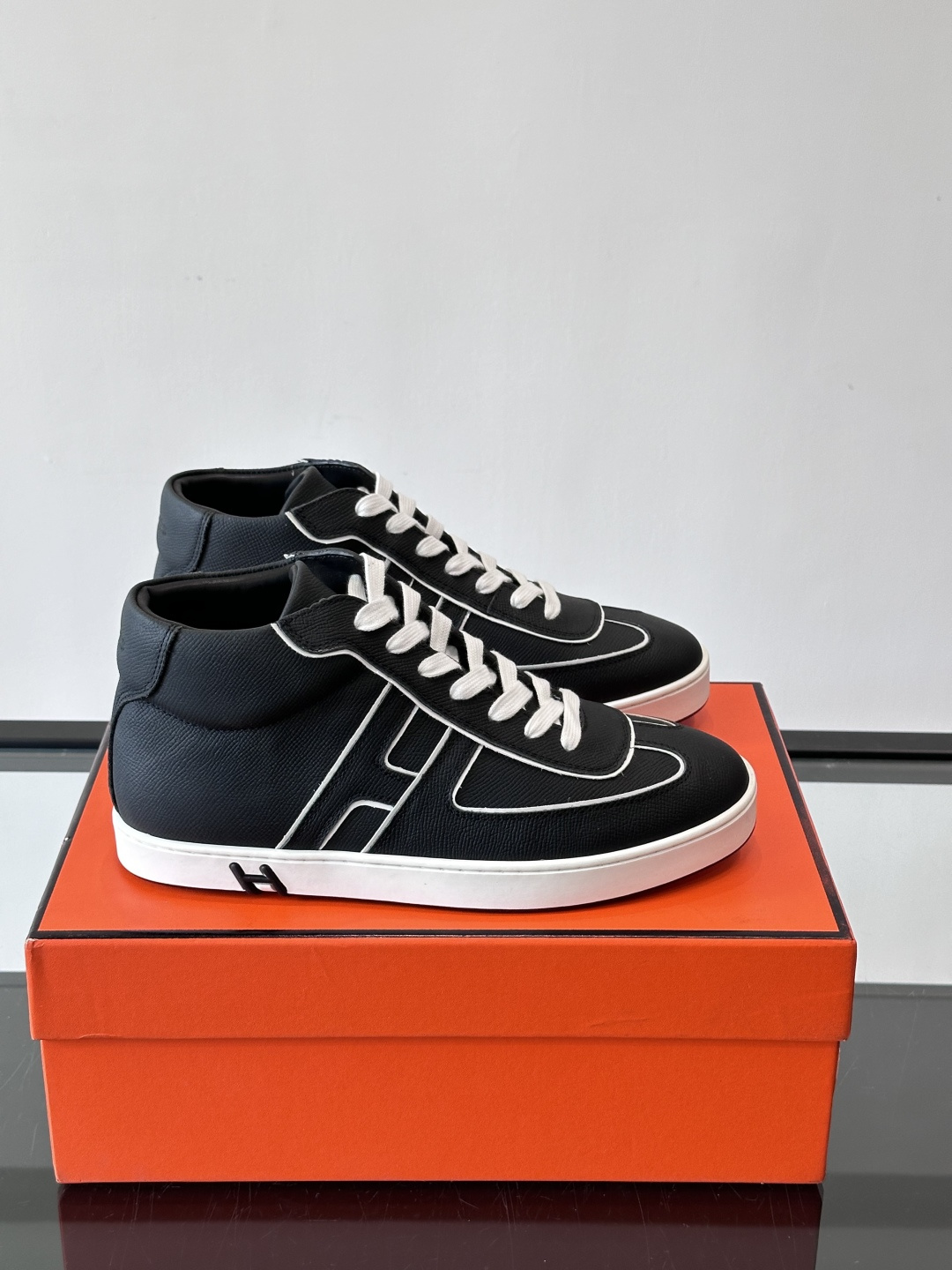 Hermes Kelly 男款复古中帮板鞋，采用标志性手掌纹牛皮，质感细腻耐用。中帮设计+内里小牛皮，穿