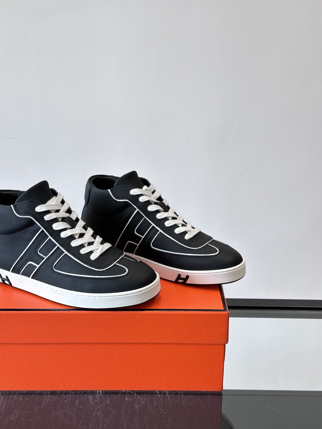 Hermes Kelly 男款复古中帮板鞋，采用标志性手掌纹牛皮，质感细腻耐用。中帮设计+内里小牛皮，穿