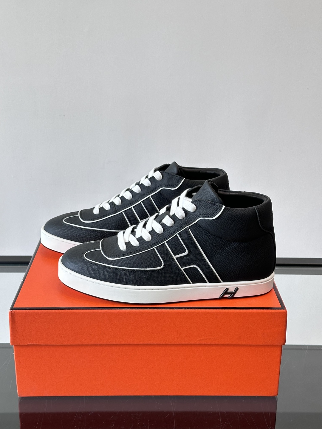 Hermes Kelly 男款复古中帮板鞋，采用标志性手掌纹牛皮，质感细腻耐用。中帮设计+内里小牛皮，穿