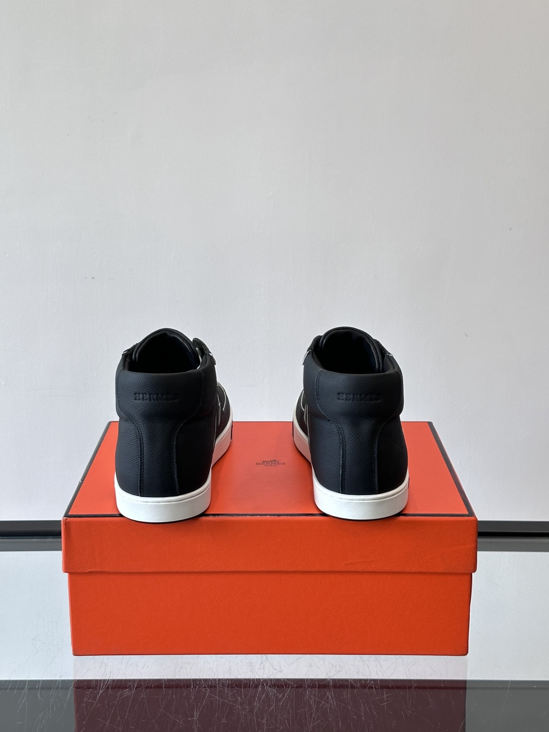 Hermes Kelly 男款复古中帮板鞋，采用标志性手掌纹牛皮，质感细腻耐用。中帮设计+内里小牛皮，穿