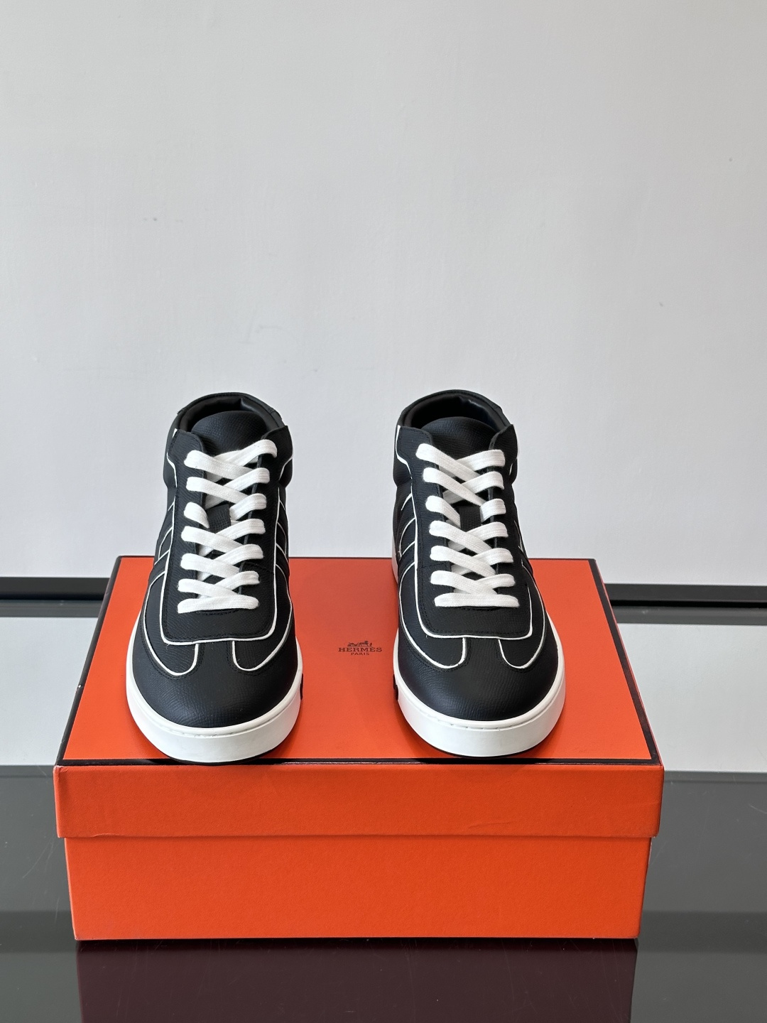 Hermes Kelly 男款复古中帮板鞋，采用标志性手掌纹牛皮，质感细腻耐用。中帮设计+内里小牛皮，穿