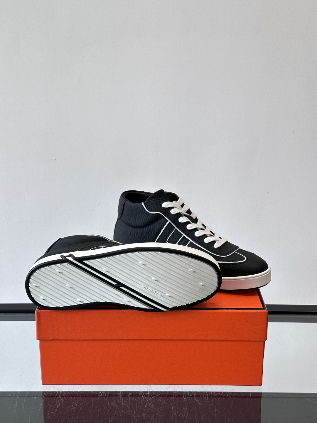 Hermes Kelly 男款复古中帮板鞋，采用标志性手掌纹牛皮，质感细腻耐用。中帮设计+内里小牛皮，穿