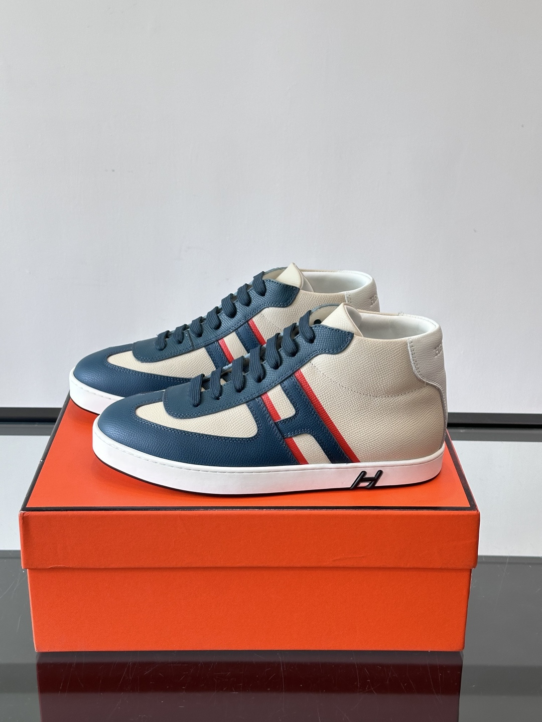 Hermes Kelly 男款复古中帮板鞋，采用标志性手掌纹牛皮，质感细腻耐用。中帮设计+内里小牛皮，穿