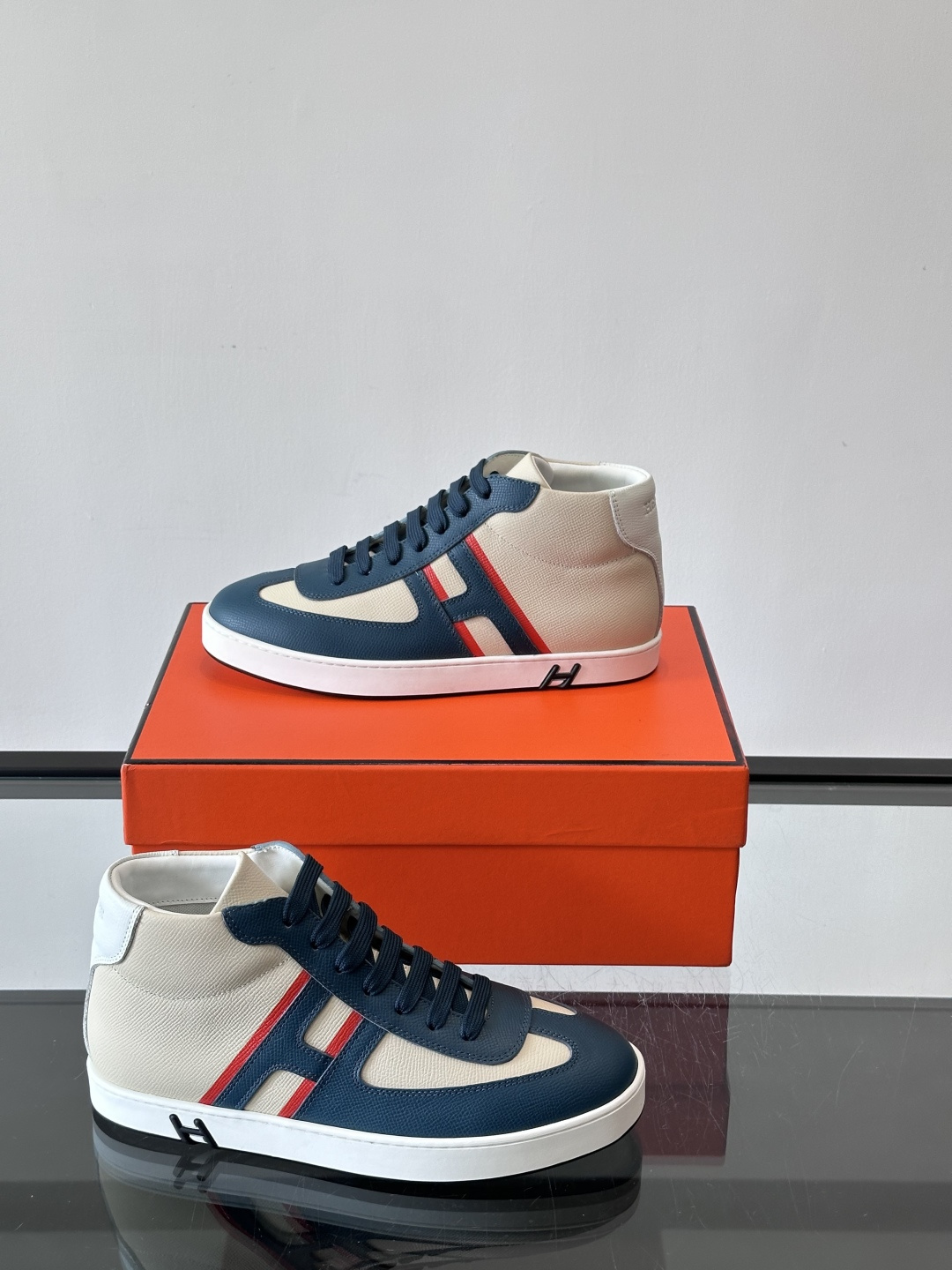 Hermes Kelly 男款复古中帮板鞋，采用标志性手掌纹牛皮，质感细腻耐用。中帮设计+内里小牛皮，穿