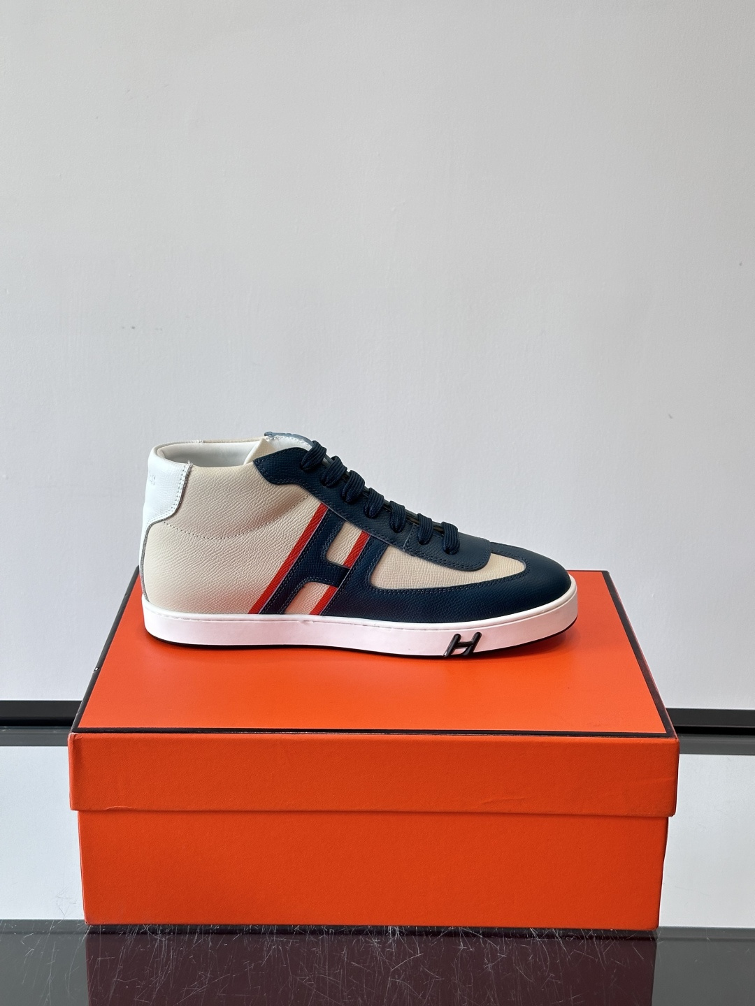 Hermes Kelly 男款复古中帮板鞋，采用标志性手掌纹牛皮，质感细腻耐用。中帮设计+内里小牛皮，穿