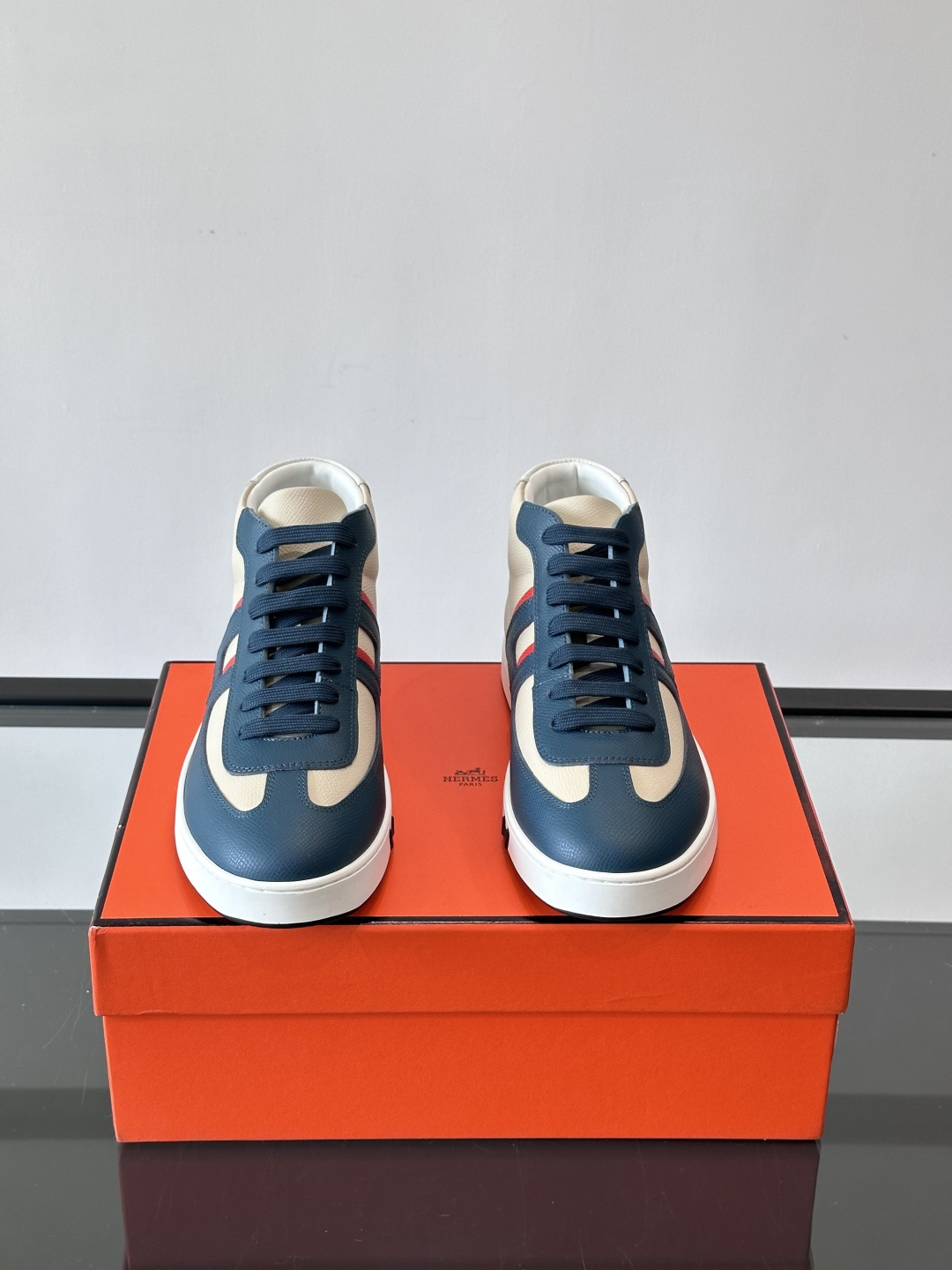 Hermes Kelly 男款复古中帮板鞋，采用标志性手掌纹牛皮，质感细腻耐用。中帮设计+内里小牛皮，穿