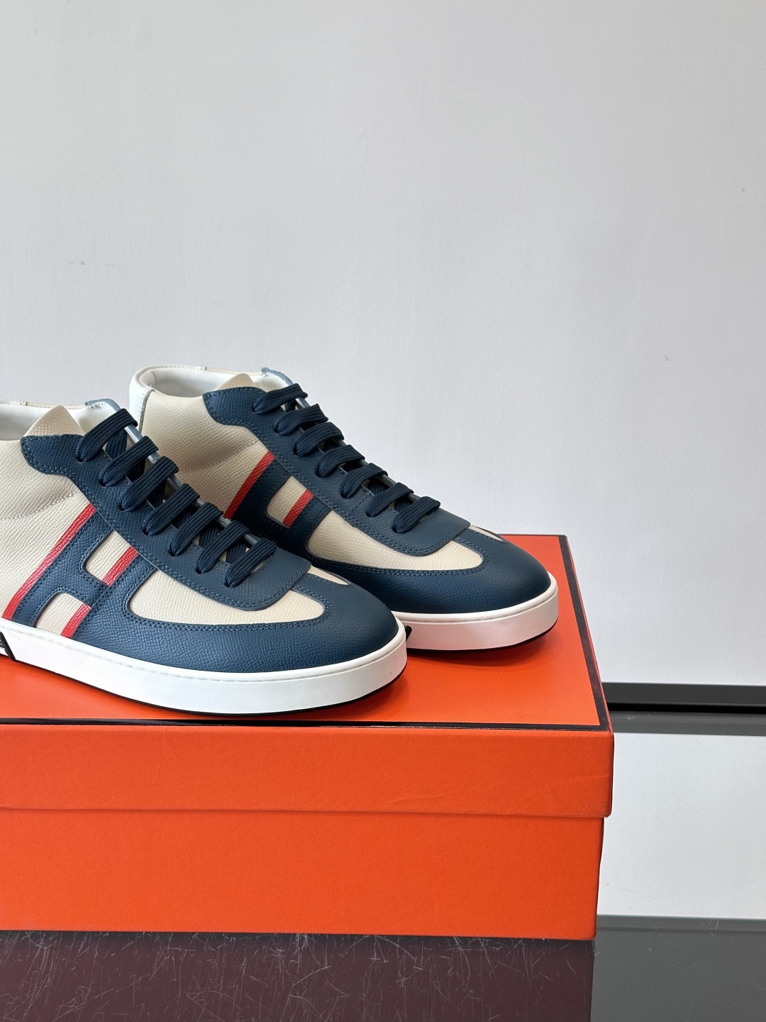 Hermes Kelly 男款复古中帮板鞋，采用标志性手掌纹牛皮，质感细腻耐用。中帮设计+内里小牛皮，穿