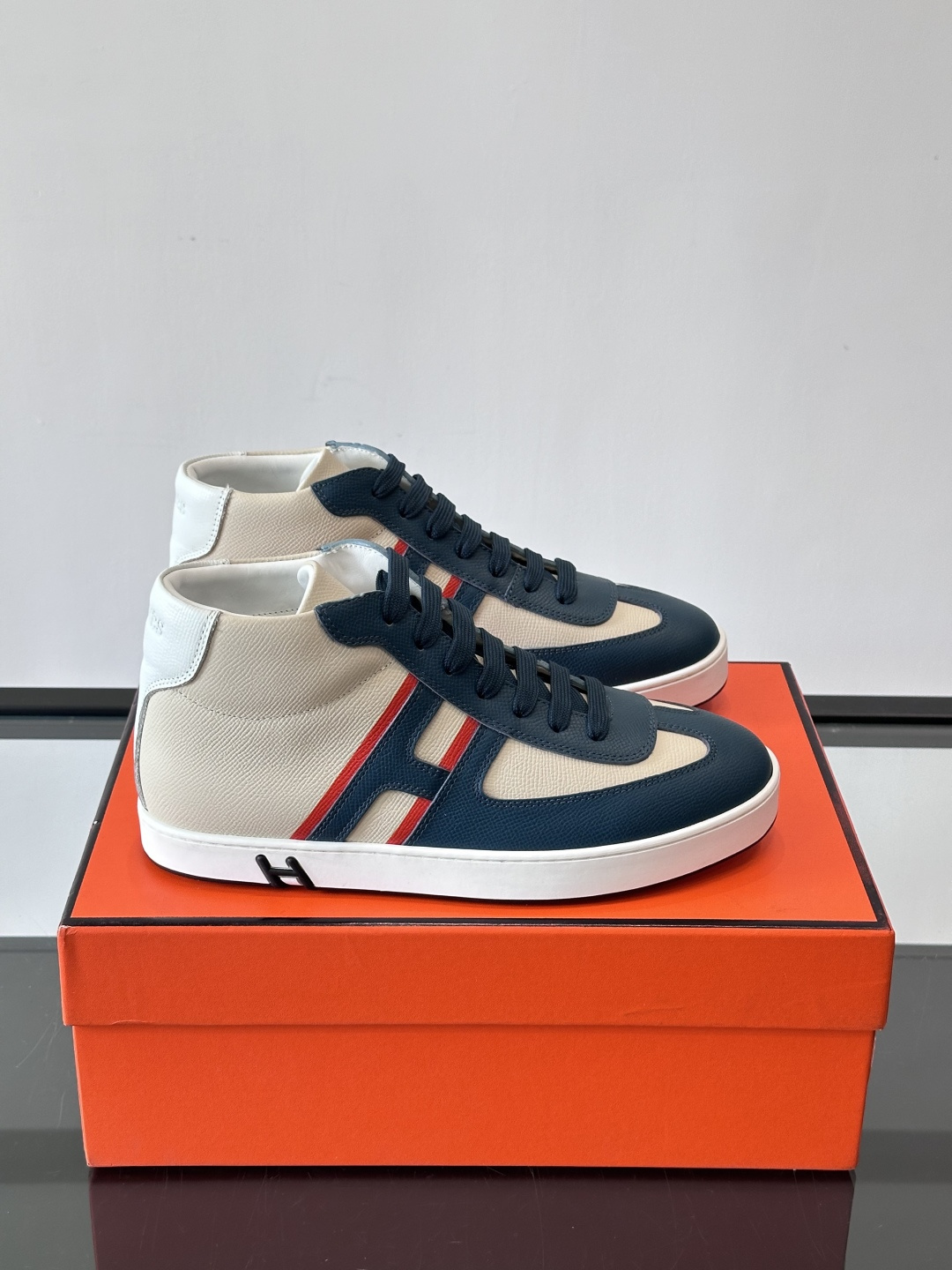 Hermes Kelly 男款复古中帮板鞋，采用标志性手掌纹牛皮，质感细腻耐用。中帮设计+内里小牛皮，穿