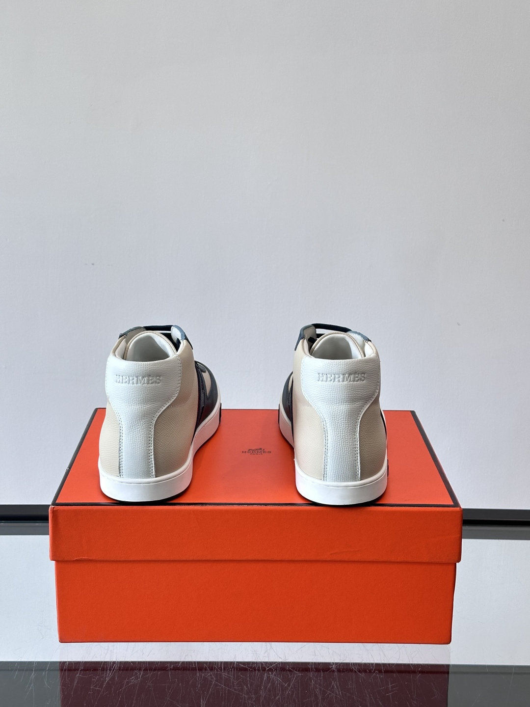 Hermes Kelly 男款复古中帮板鞋，采用标志性手掌纹牛皮，质感细腻耐用。中帮设计+内里小牛皮，穿