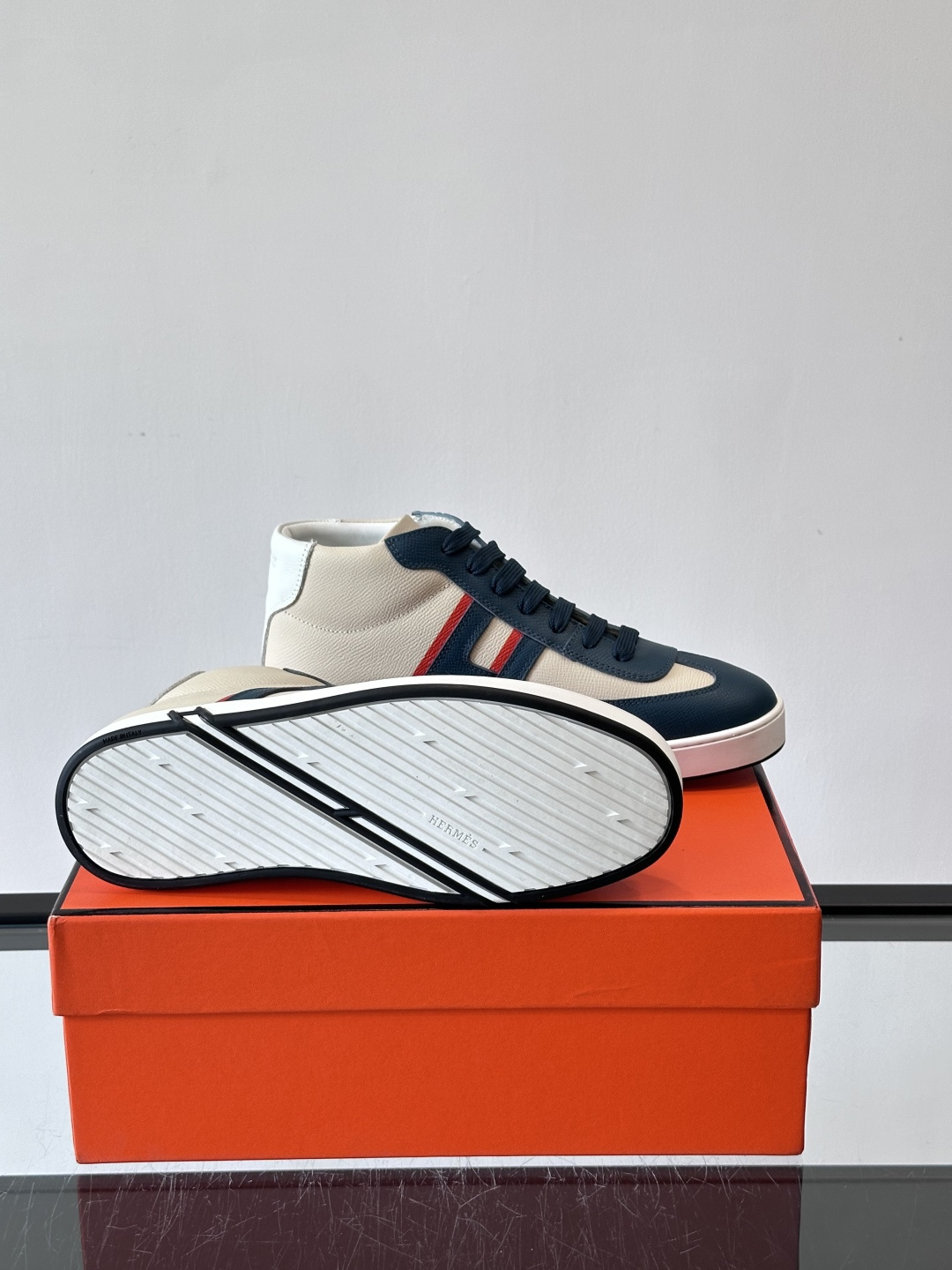 Hermes Kelly 男款复古中帮板鞋，采用标志性手掌纹牛皮，质感细腻耐用。中帮设计+内里小牛皮，穿
