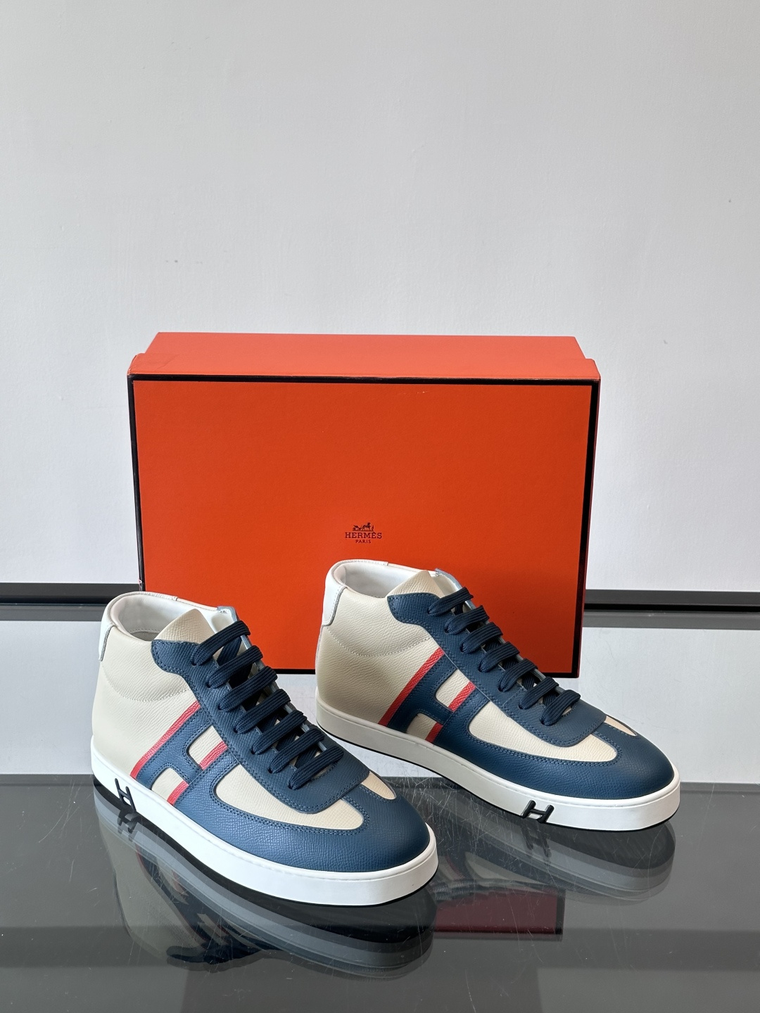 Hermes Kelly 男款复古中帮板鞋，采用标志性手掌纹牛皮，质感细腻耐用。中帮设计+内里小牛皮，穿