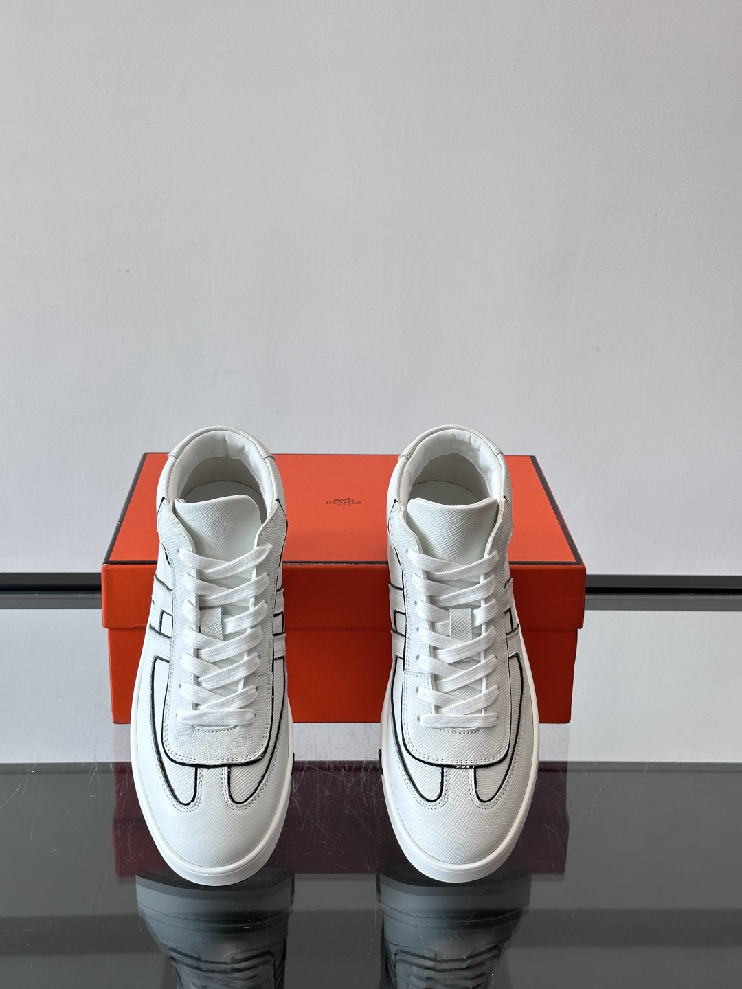 Hermes Kelly 男款复古中帮板鞋，采用标志性手掌纹牛皮，质感细腻耐用。中帮设计+内里小牛皮，穿