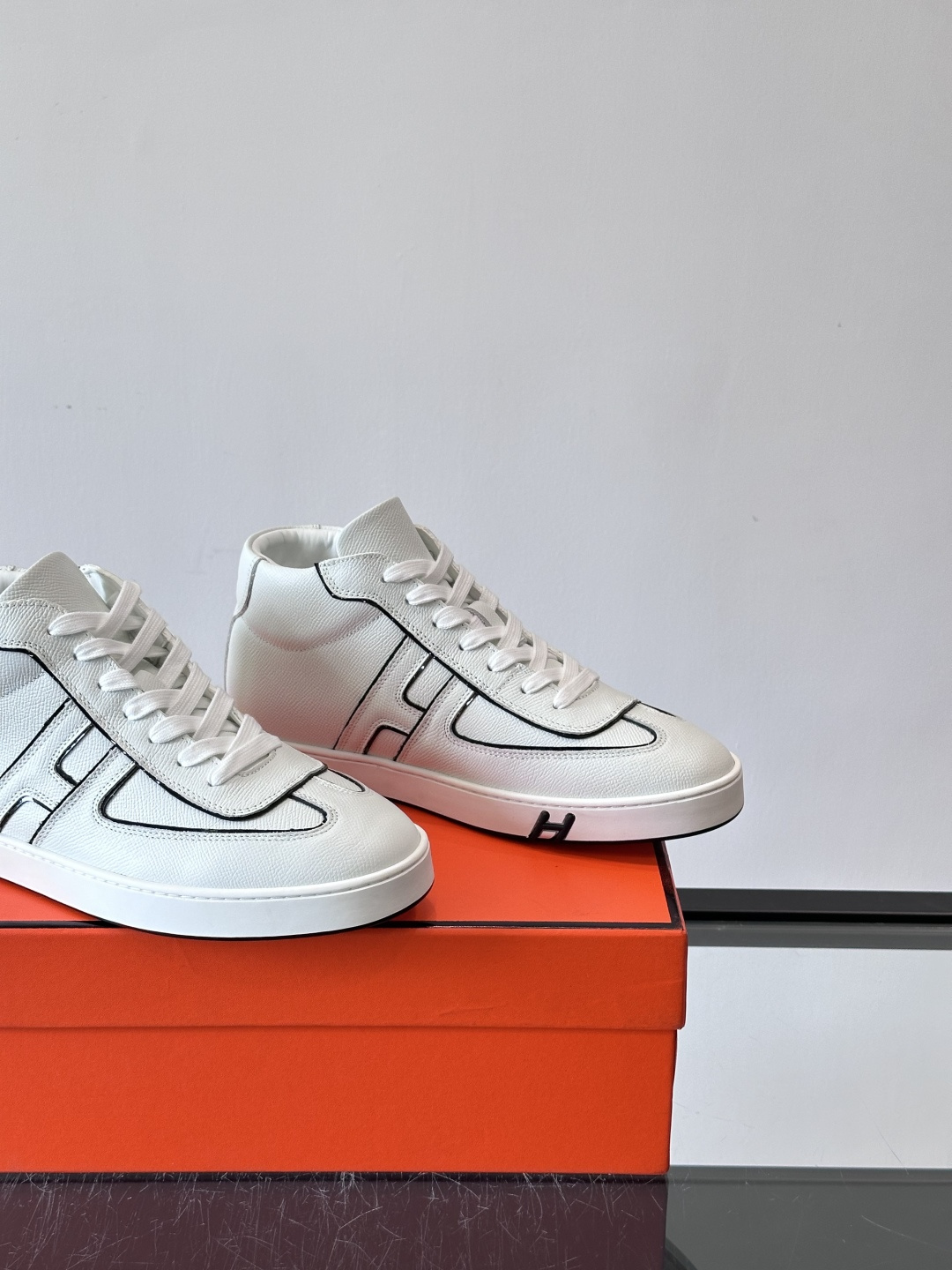 Hermes Kelly 男款复古中帮板鞋，采用标志性手掌纹牛皮，质感细腻耐用。中帮设计+内里小牛皮，穿