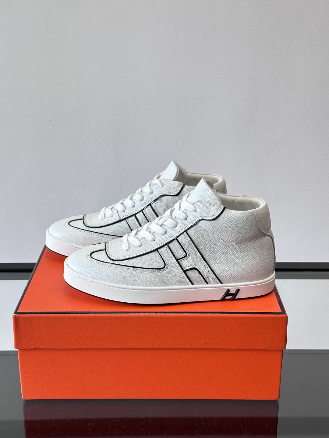 Hermes Kelly 男款复古中帮板鞋，采用标志性手掌纹牛皮，质感细腻耐用。中帮设计+内里小牛皮，穿