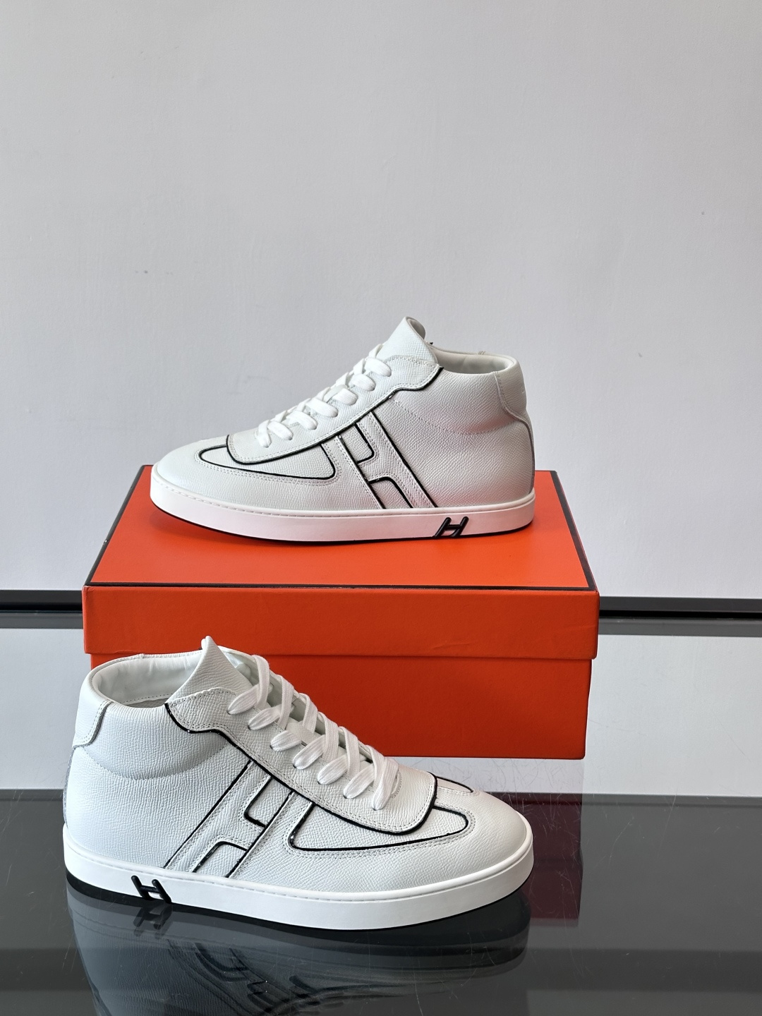 Hermes Kelly 男款复古中帮板鞋，采用标志性手掌纹牛皮，质感细腻耐用。中帮设计+内里小牛皮，穿