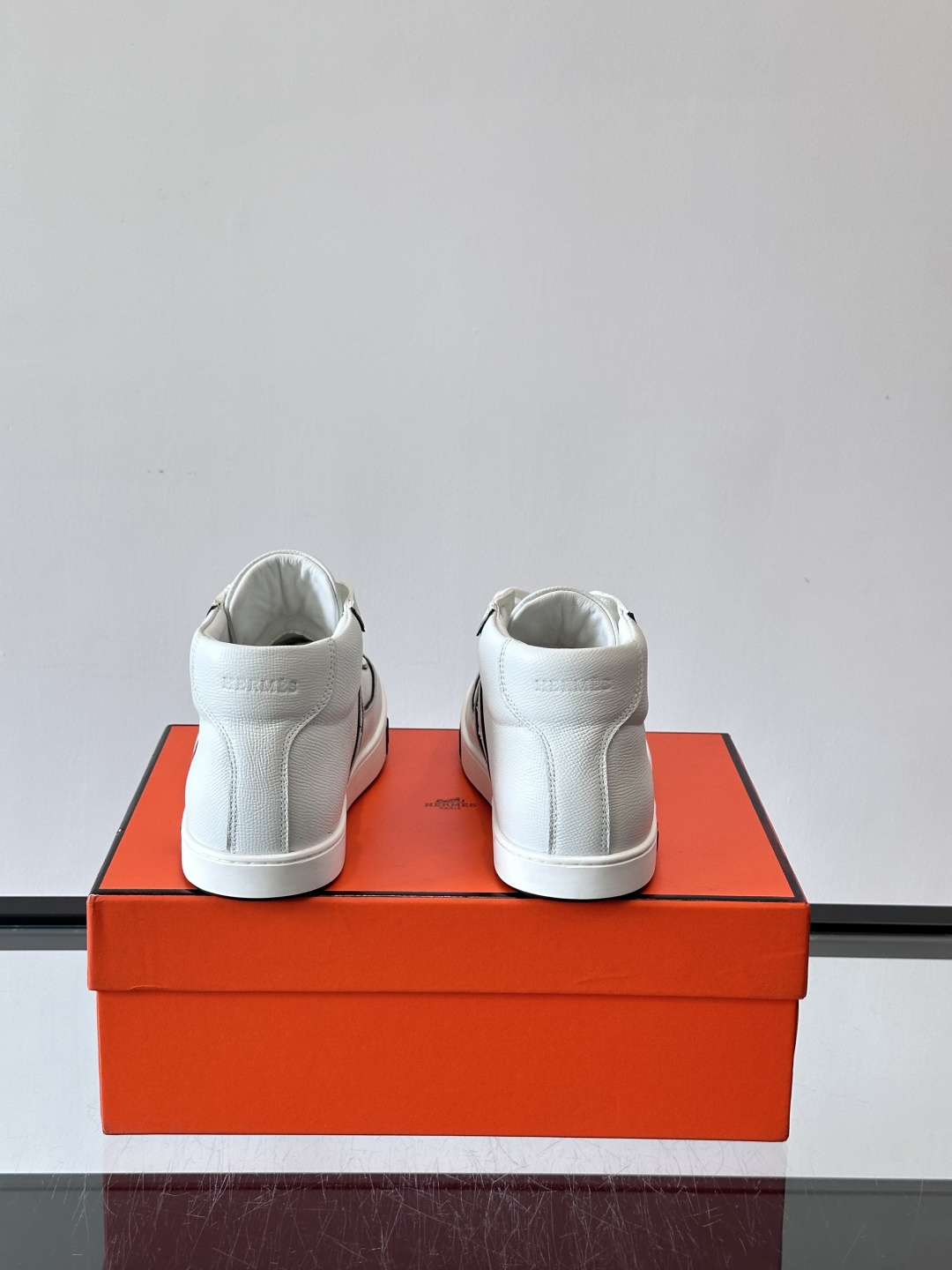 Hermes Kelly 男款复古中帮板鞋，采用标志性手掌纹牛皮，质感细腻耐用。中帮设计+内里小牛皮，穿