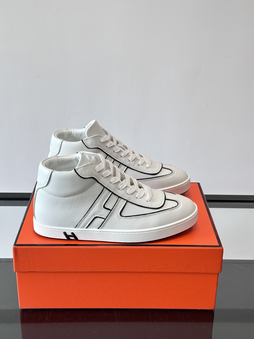 Hermes Kelly 男款复古中帮板鞋，采用标志性手掌纹牛皮，质感细腻耐用。中帮设计+内里小牛皮，穿