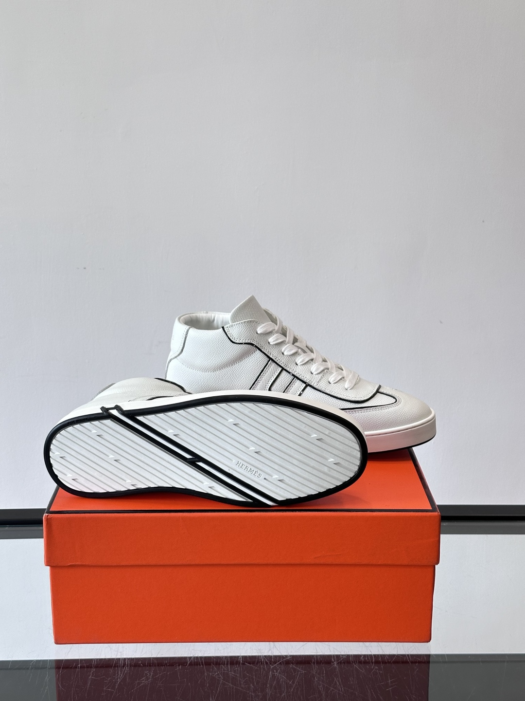 Hermes Kelly 男款复古中帮板鞋，采用标志性手掌纹牛皮，质感细腻耐用。中帮设计+内里小牛皮，穿