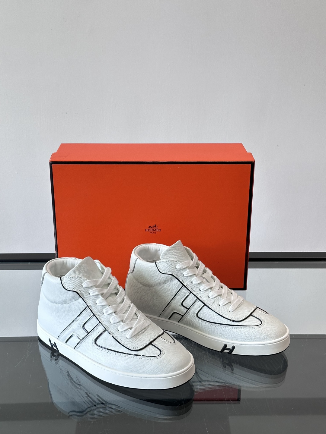 Hermes Kelly 男款复古中帮板鞋，采用标志性手掌纹牛皮，质感细腻耐用。中帮设计+内里小牛皮，穿