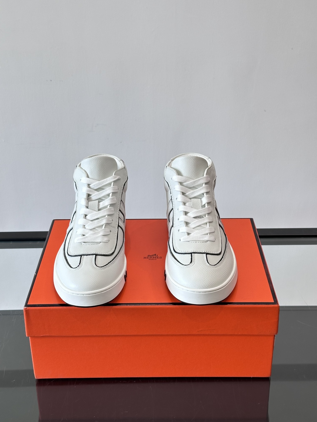 Hermes Kelly 男款复古中帮板鞋，采用标志性手掌纹牛皮，质感细腻耐用。中帮设计+内里小牛皮，穿