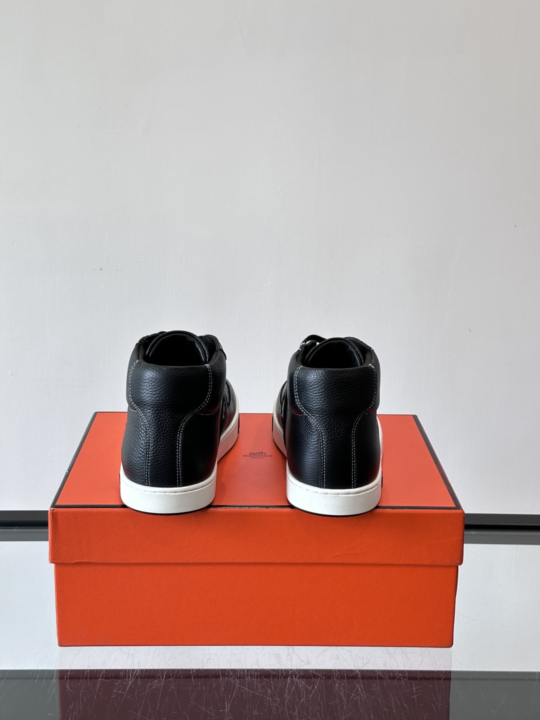 Hermes Kelly 男款复古中帮板鞋，采用标志性手掌纹牛皮，质感细腻耐用。中帮设计+内里小牛皮，穿