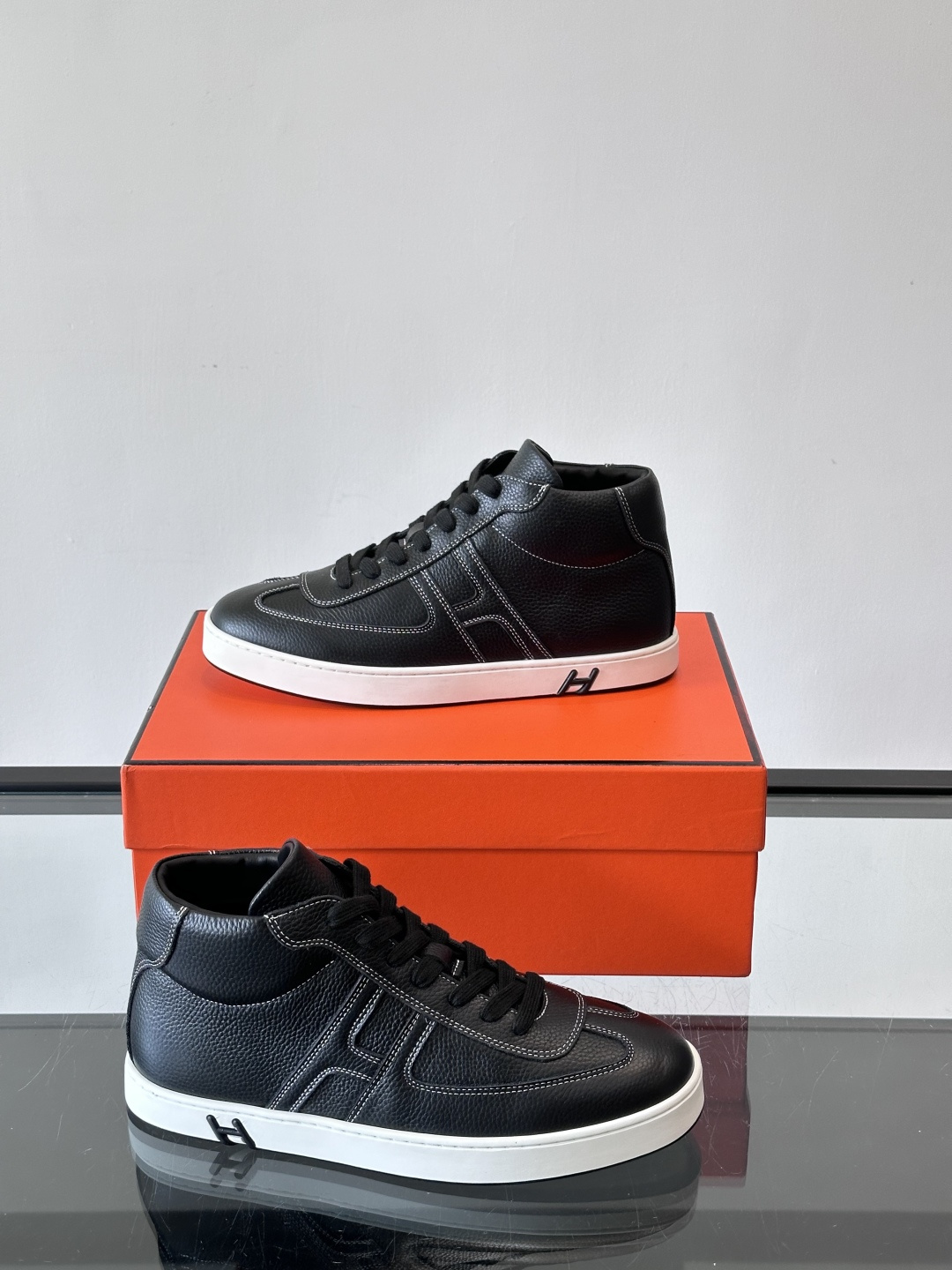 Hermes Kelly 男款复古中帮板鞋，采用标志性手掌纹牛皮，质感细腻耐用。中帮设计+内里小牛皮，穿