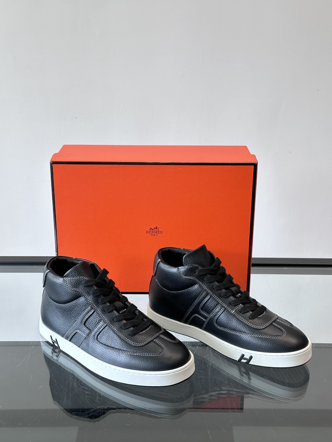 Hermes Kelly 男款复古中帮板鞋，采用标志性手掌纹牛皮，质感细腻耐用。中帮设计+内里小牛皮，穿