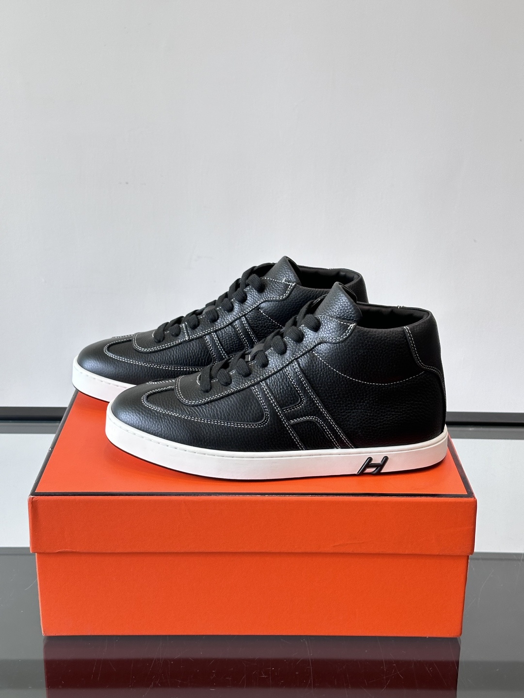 Hermes Kelly 男款复古中帮板鞋，采用标志性手掌纹牛皮，质感细腻耐用。中帮设计+内里小牛皮，穿