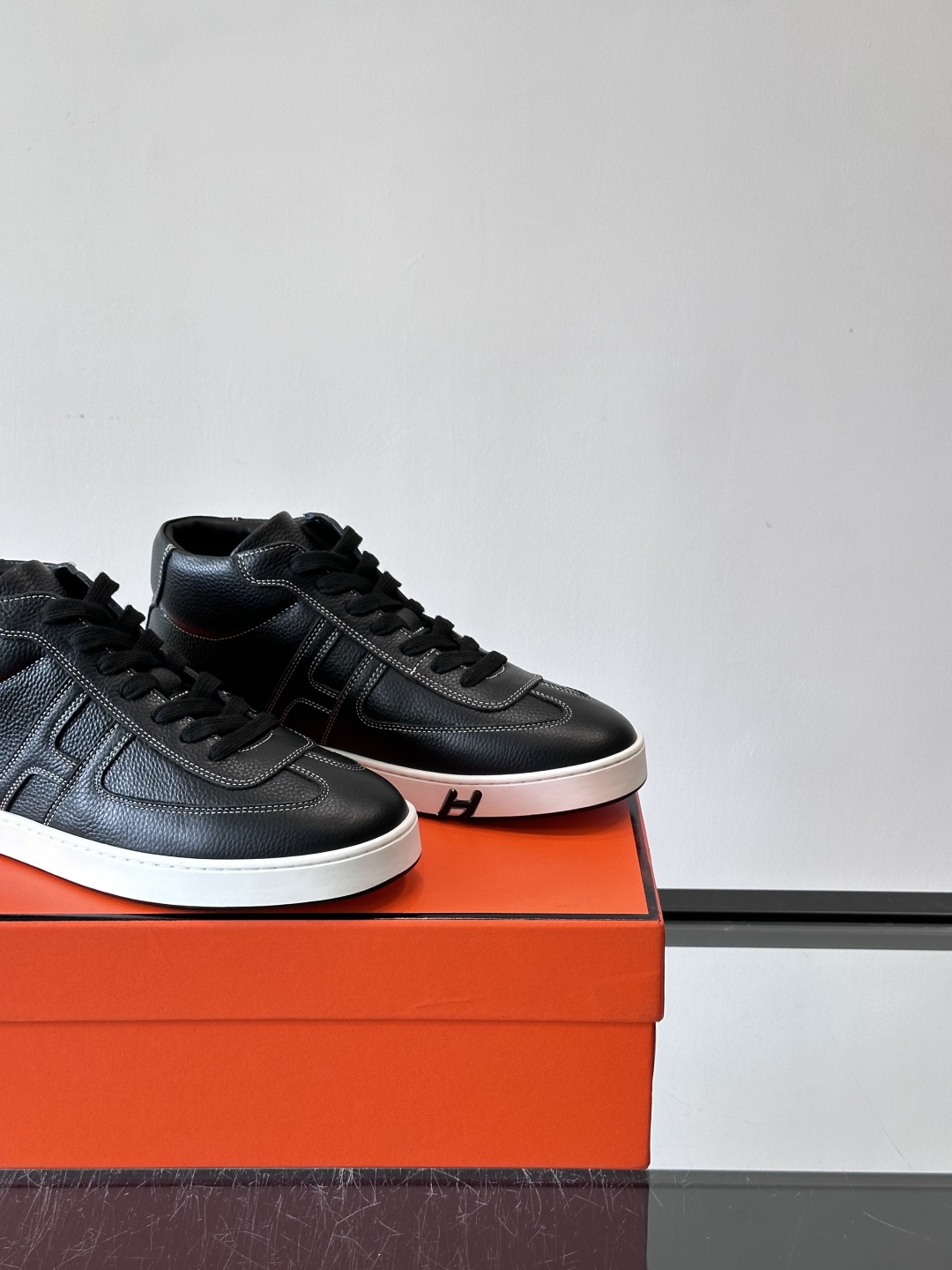 Hermes Kelly 男款复古中帮板鞋，采用标志性手掌纹牛皮，质感细腻耐用。中帮设计+内里小牛皮，穿